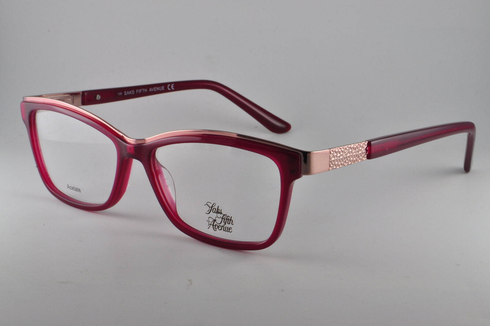 glasses 桌布 壁紙 — 一對時尚的紅色鏡框眼鏡，帶有玫瑰金點綴和鏡腿上閃閃發光的裝飾。