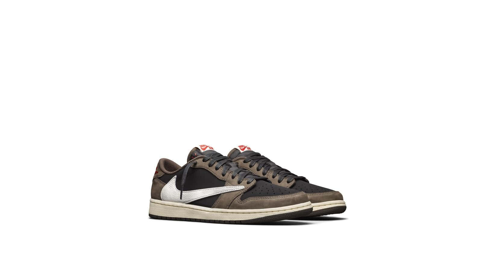 Travis Scott Jordan 1 桌布 壁紙 — 一對棕色和黑色的運動鞋，帶有白色勾勾和紅色點綴，展示在乾淨的白色背景上。