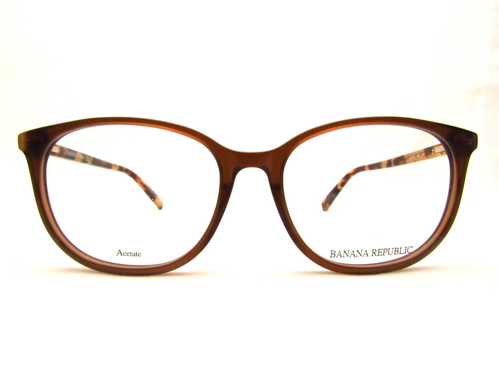 glasses 桌布 壁紙 — 一對棕色玳瑁醋酸纖維眼鏡，帶有 'Banana Republic' 品牌標誌，展示在潔白背景上。