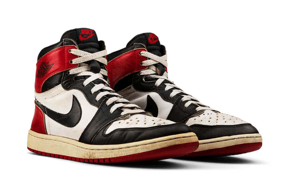 Air Jordan 1 桌布 壁紙 — 一對標誌性的黑紅白高筒運動鞋，在純白背景上帶有明顯磨損痕跡。