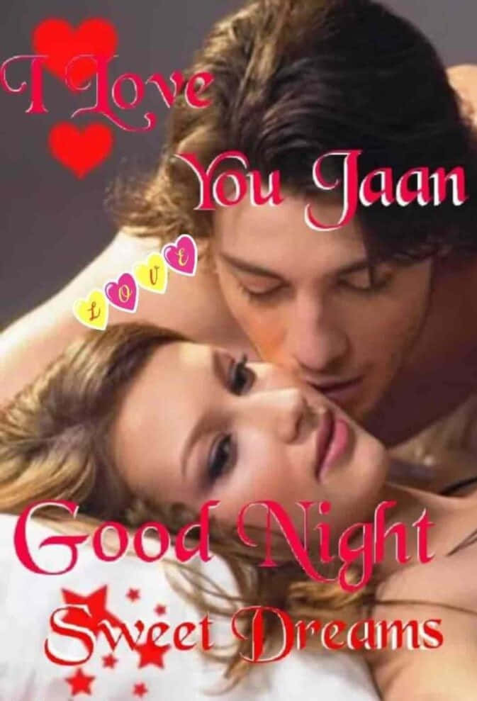 Goodnight Kiss 桌布 壁紙 — 一對浪漫情侶在柔和燈光下溫柔擁抱，帶有「I Love You Jaan」和「Good Night Sweet Dreams」的文字，並以心形和星星裝飾。