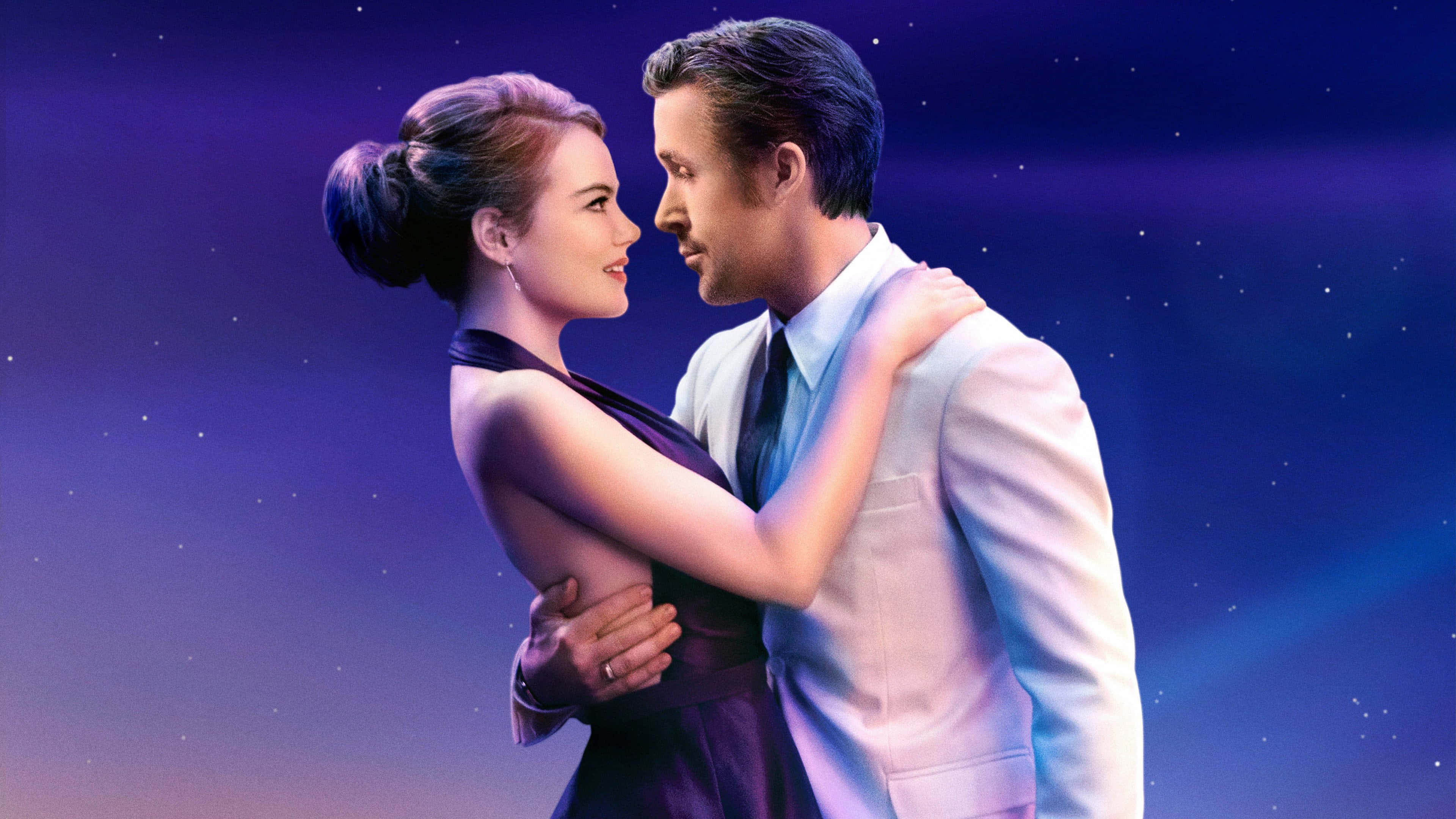 La La Land 4K 桌布 壁紙 — 一對浪漫情侶在繁星點點的紫色天空下擁抱，周圍有柔和的光芒。