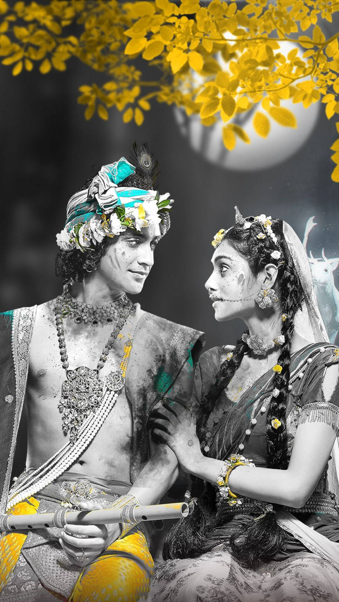 radha krishna serial 桌布 壁紙 — 一對浪漫情侶穿著傳統印度服飾，站在金色樹葉下，背後有發光的月亮。