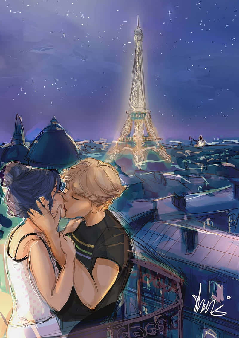 Marinette And Adrien 桌布 壁紙 — 一對浪漫的動漫情侶在巴黎屋頂上親吻，背景是繁星點點的夜空，遠處的艾菲爾鐵塔閃閃發光。