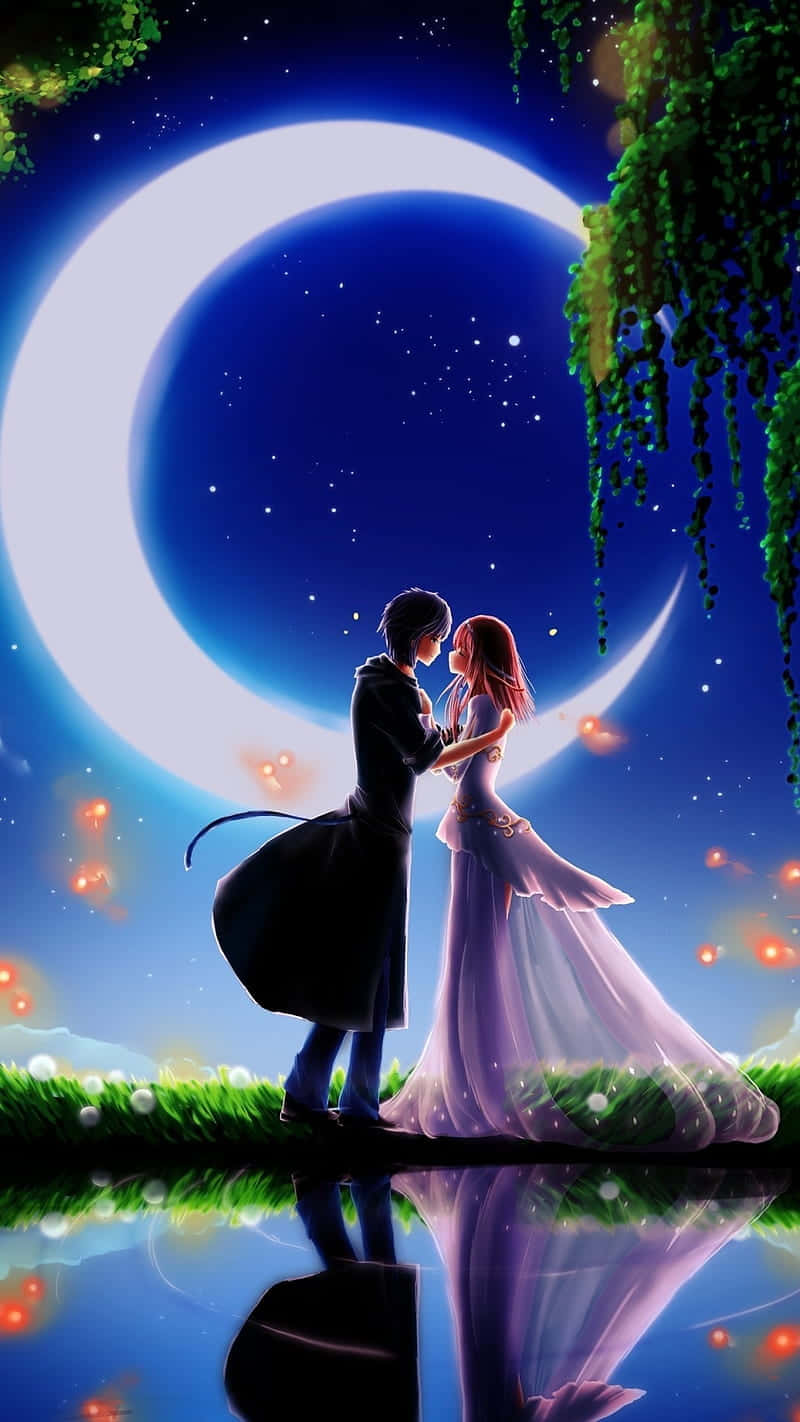 Beautiful Romantic 桌布 壁紙 — 一對浪漫的動漫情侶在發光的彎月下擁抱，月亮倒映在水中，周圍有懸掛的藤蔓和漂浮的燈籠。