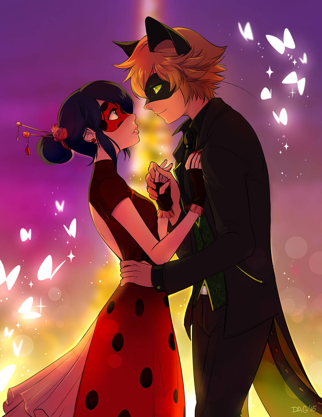 ladybug and cat noir kiss 桌布 壁紙 — 一對浪漫的動漫情侶穿著超級英雄服裝，在發光的蝴蝶和充滿活力的紫色日落中分享親密時刻。