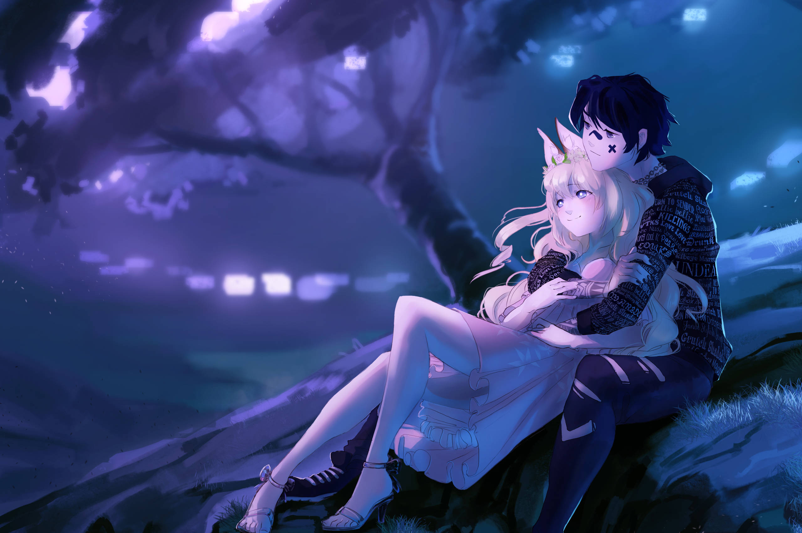 Anime Hug 桌布 壁紙 — 一對溫柔的動漫情侶在夜晚發光的紫色樹下擁抱，沐浴在柔和的藍色月光中。