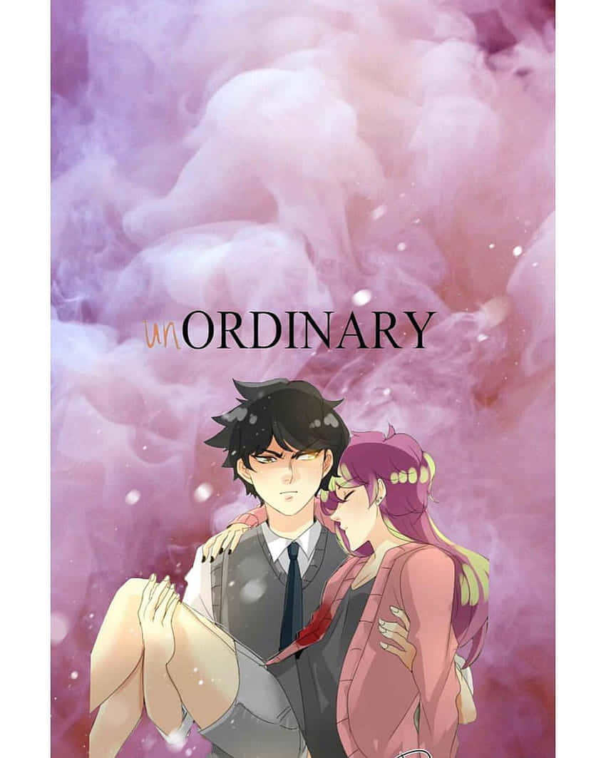 Unordinary 桌布 壁紙 — 一對溫柔的動漫情侶在夢幻的粉紅和紫色煙霧背景中擁抱，周圍有漂浮的粒子。