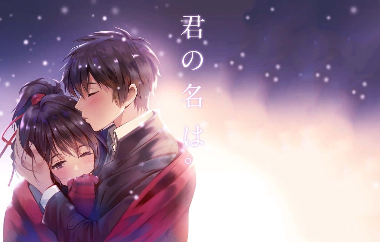 Your Name Anime 桌布 壁紙 — 一對溫柔的動漫情侶在星光燦爛的暮色天空下擁抱，伴隨著發光的粒子和日文字句。