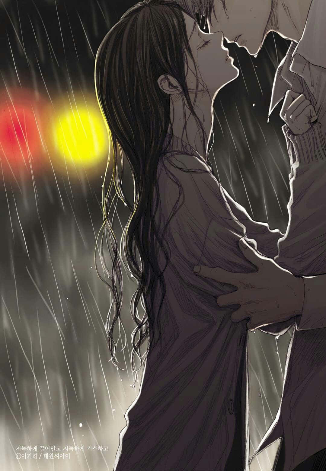 桌布 壁紙 — 一對溫柔的動漫情侶在暴雨中擁抱，背景中模糊的城市燈光閃爍。