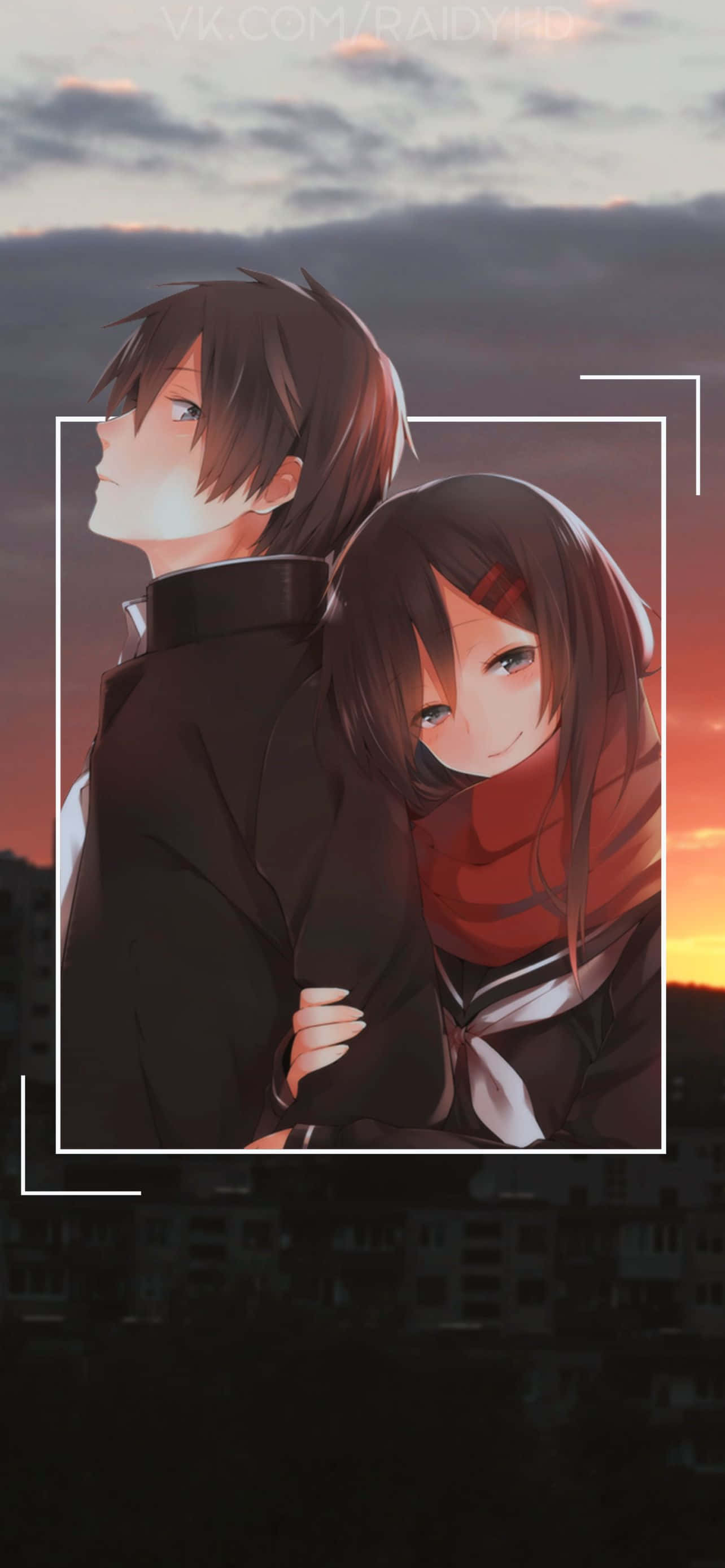 1284x2778 桌布 壁紙 — 一對溫柔的動漫情侶在溫暖的夕陽天空下擁抱，周圍有白色邊框。
