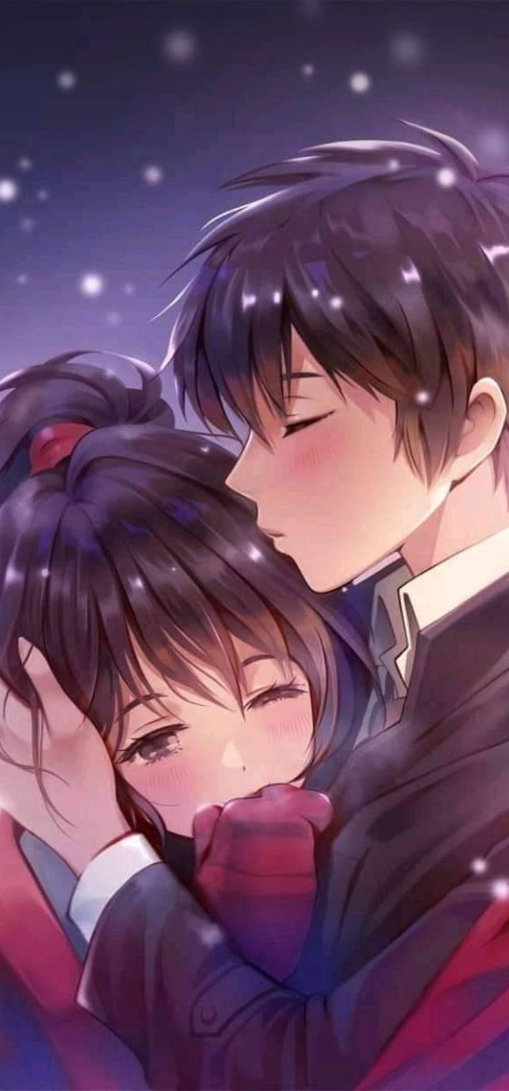 cute anime characters 桌布 壁紙 — 一對溫柔的動漫情侶在繁星點點的夜空下擁抱，周圍環繞著柔和發光的粒子。