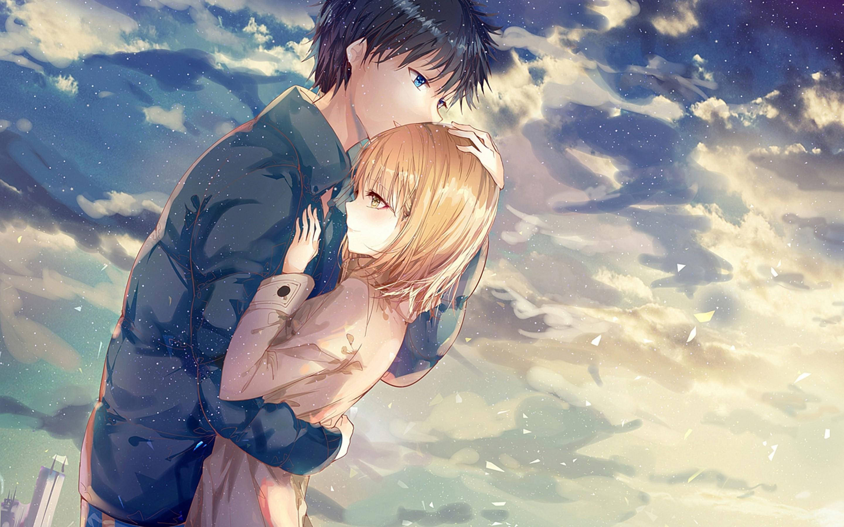 Hugs And Kisses 桌布 壁紙 — 一對溫柔的動漫情侶在繁星點點的暮色天空下擁抱，伴隨著柔軟的雲朵和飄落的花瓣。