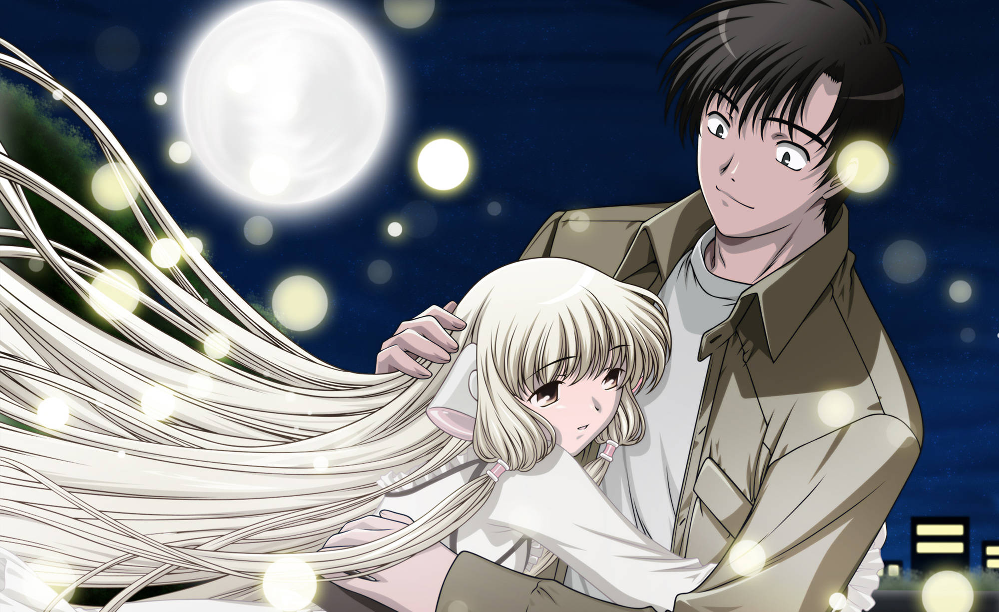 Chobits 桌布 壁紙 — 一對溫柔的動漫情侶在閃爍的滿月下擁抱，閃爍的光芒圍繞著他們飄逸的頭髮旋轉。