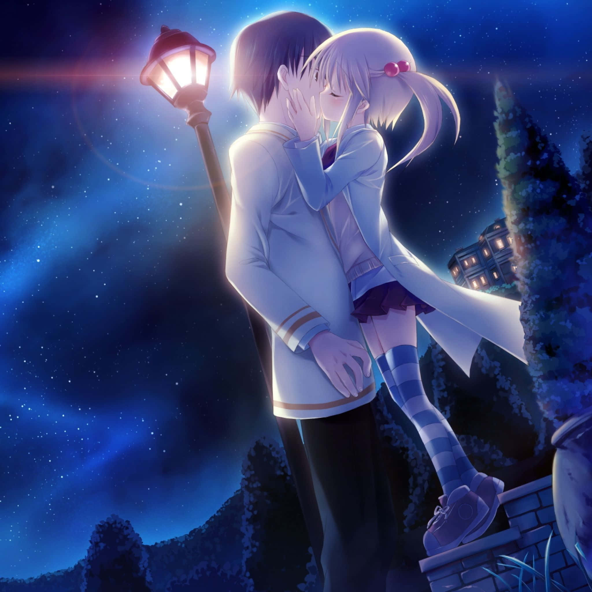 anime kiss 桌布 壁紙 — 一對溫柔的動漫情侶在閃爍的路燈下親吻，背景是繁星點點的夜空和遠處的建築物。
