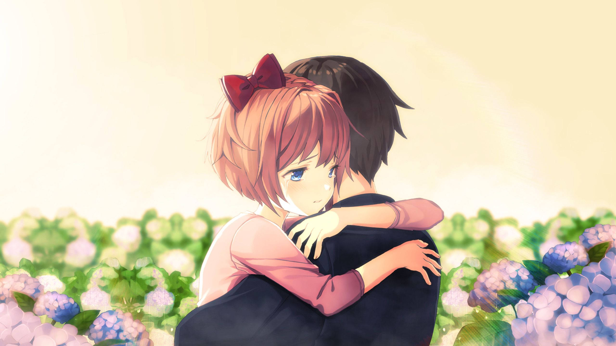 Hugging 桌布 壁紙 — 一對溫柔的動漫情侶在陽光明媚的繡球花田中擁抱，色調柔和粉彩，光線溫柔。
