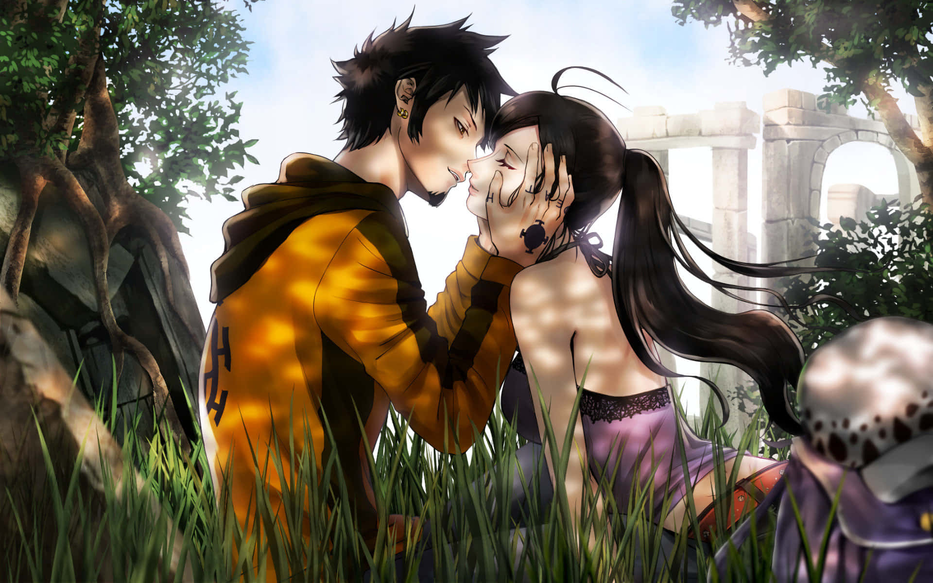 One Piece Trafalgar Law 桌布 壁紙 — 一對溫柔的動漫情侶在陽光明媚的草地上，靠近古老的石頭遺跡，分享親密時刻。