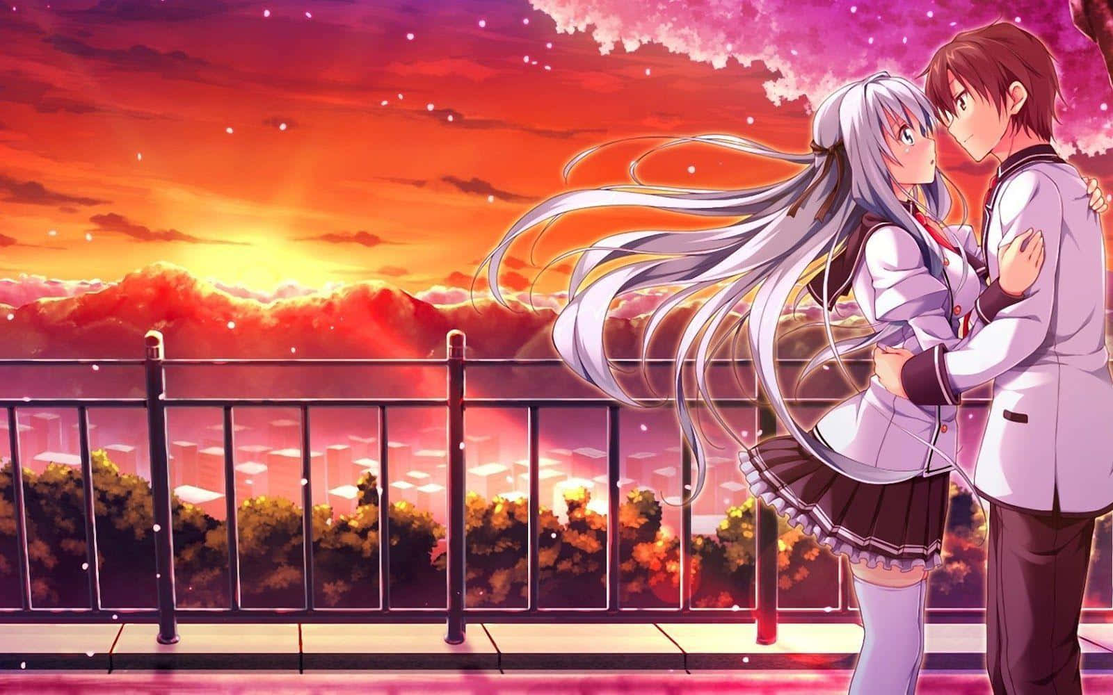 Anime Sky 桌布 壁紙 — 一對溫柔的動漫情侶在陽台上擁抱，櫻花在火紅的夕陽天空中飄舞。