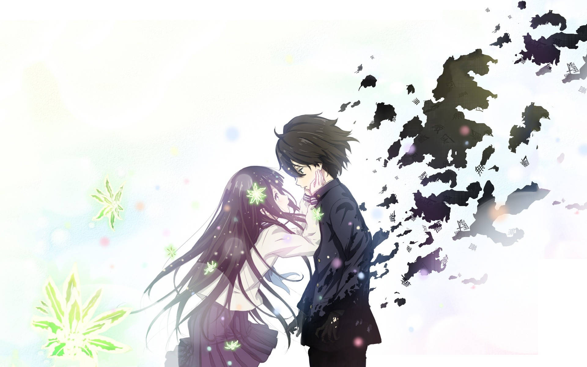 Hyouka 桌布 壁紙 — 一對溫柔的動漫情侶相擁，發光的綠色花朵在他們周圍飄浮，背景是柔和的白色和深色墨水飛濺。