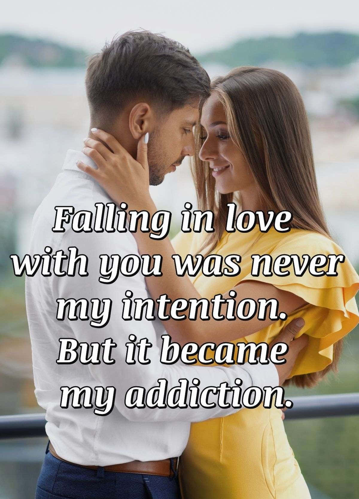 Falling In Love 桌布 壁紙 — 一對溫柔的情侶在陽台上擁抱，背後是柔和日光下模糊的城市天際線。