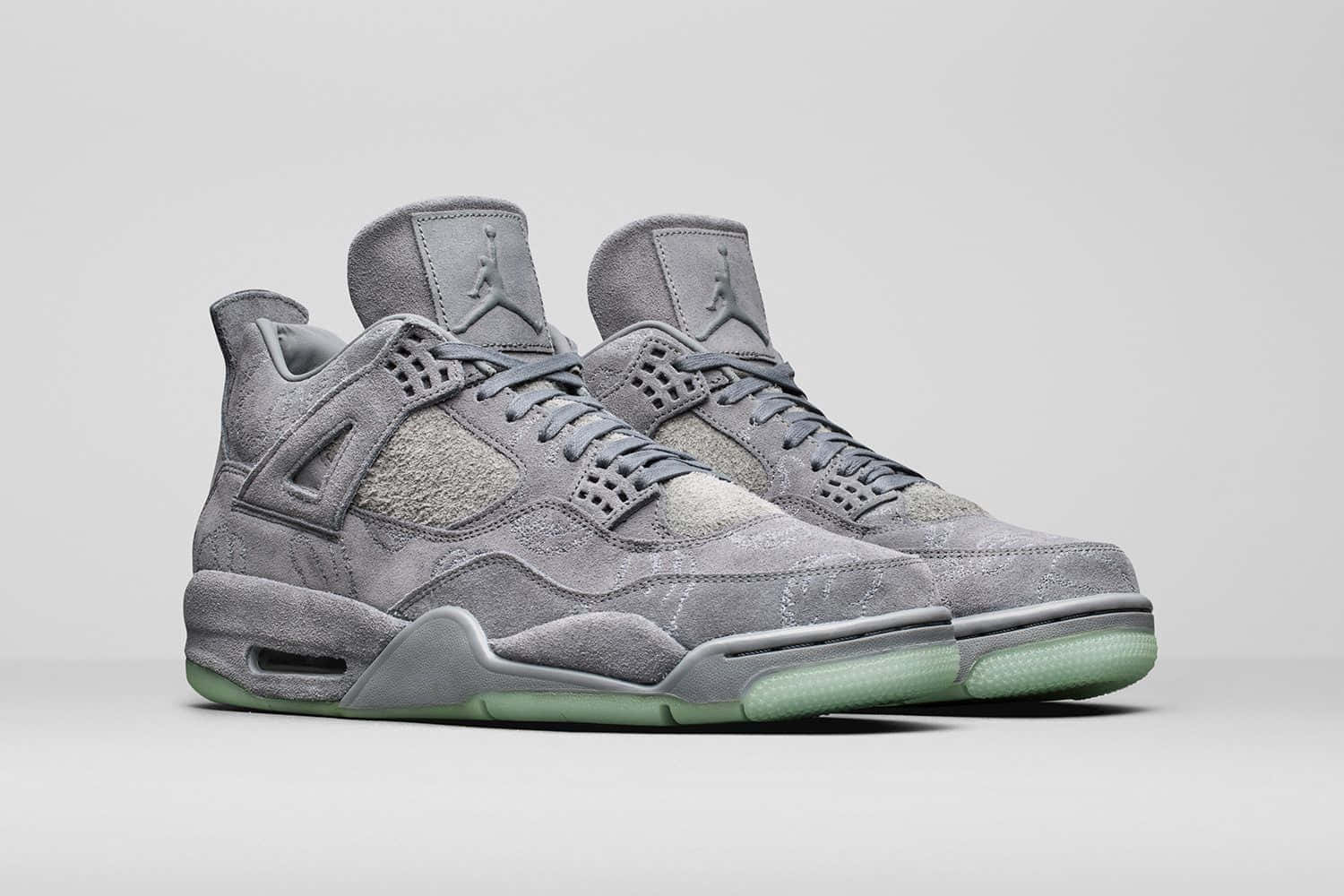 鞋子 桌布 壁紙 — 一對灰色麂皮 Air Jordan 4 運動鞋，搭配薄荷綠色鞋底，展示在純白色背景上。