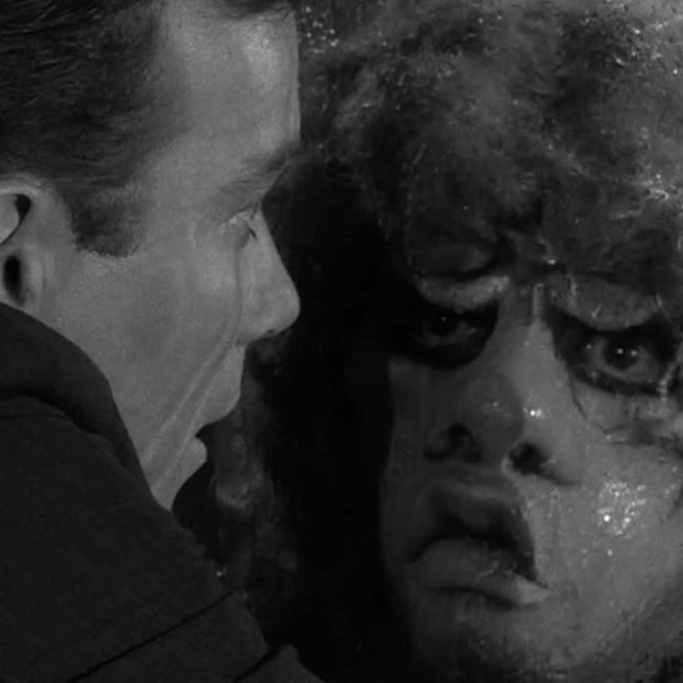 Scary Black And White 桌布 壁紙 — 一對男女化著戲劇性妝容，在黑白特寫中激烈對視。