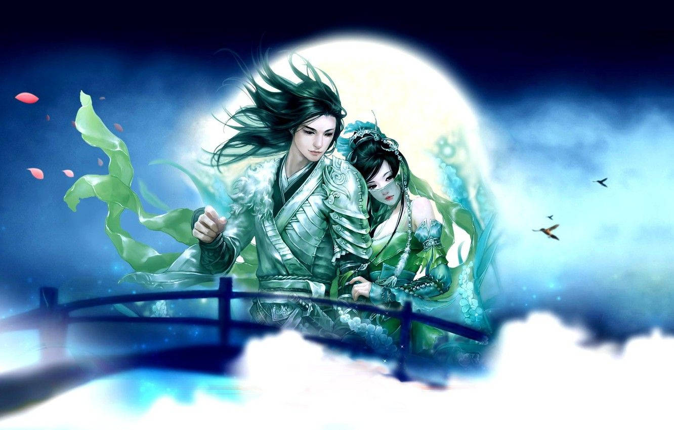 Romance 桌布 壁紙 — 一對神秘動漫情侶穿著綠色長袍，站在橋上，下方是發光的滿月，周圍有飄浮的花瓣和鳥兒。