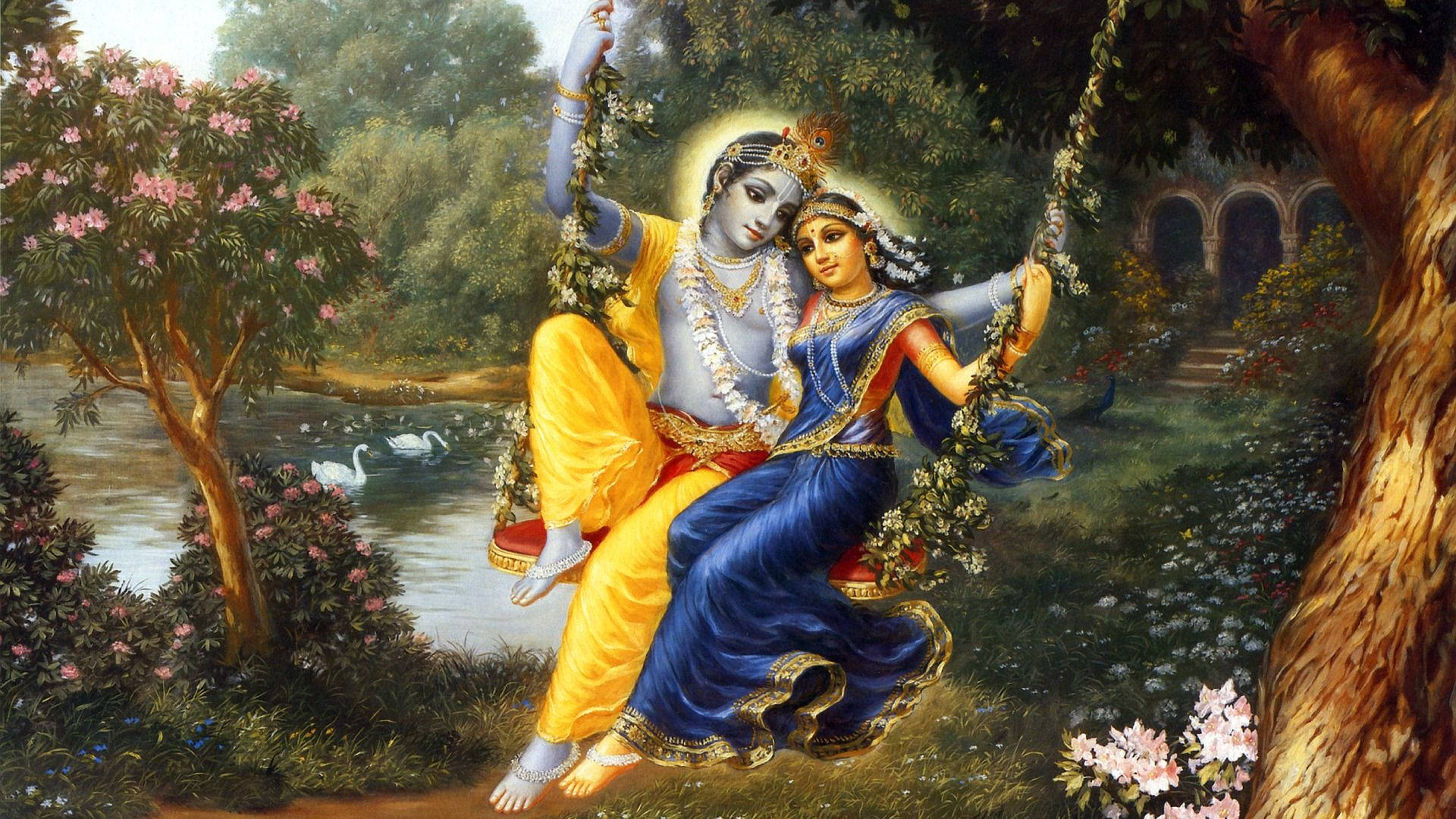 Hindu God 桌布 壁紙 — 一對神聖夫婦身著華麗服飾，在一個有天鵝和拱形亭閣的茂密花園中，於花卉鞦韆上共享親密時刻。