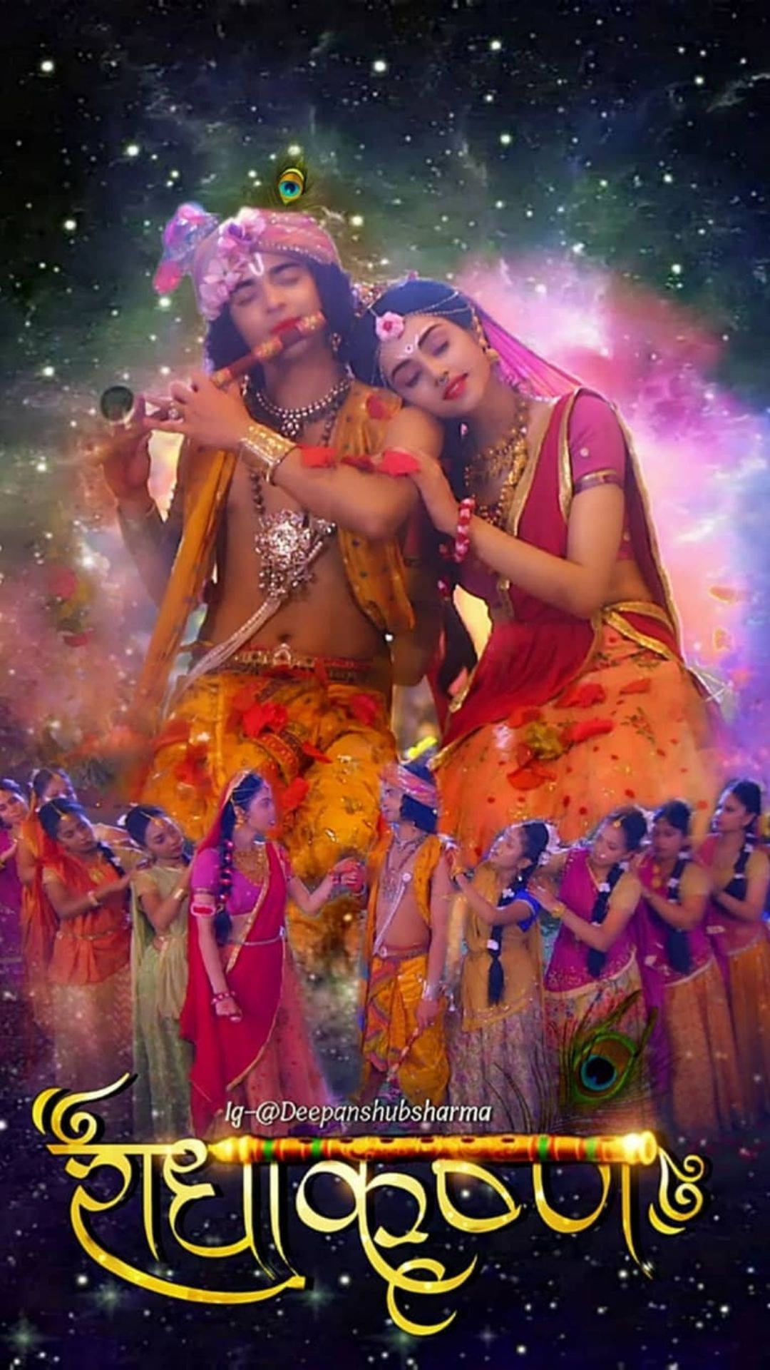radha krishna serial 桌布 壁紙 — 一對神聖夫婦身著鮮豔的傳統服飾，在帶有天堂孔雀圖案和發光宇宙能量的星空下起舞。