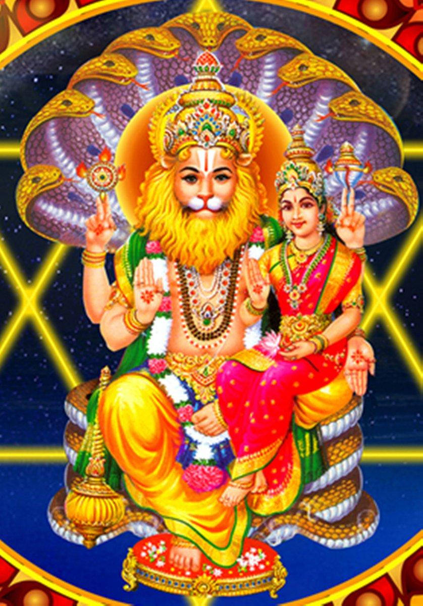 hindu iPhone 桌布 壁紙 — 一對神聖的夫婦身穿鮮豔的金色和紅色服飾，在星空宇宙背景下，莊嚴地坐在多頭蛇華蓋之下。