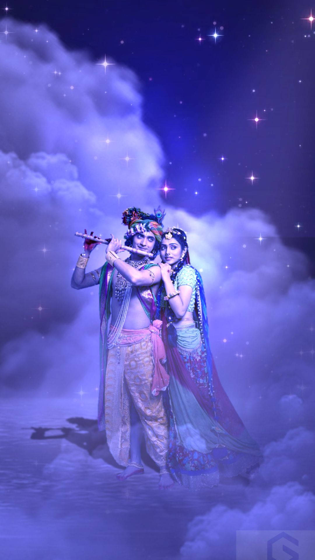radha krishna serial 桌布 壁紙 — 一對神聖的夫婦身著華麗的傳統服飾，站在星光燦爛的紫色天空下閃耀的雲層中。