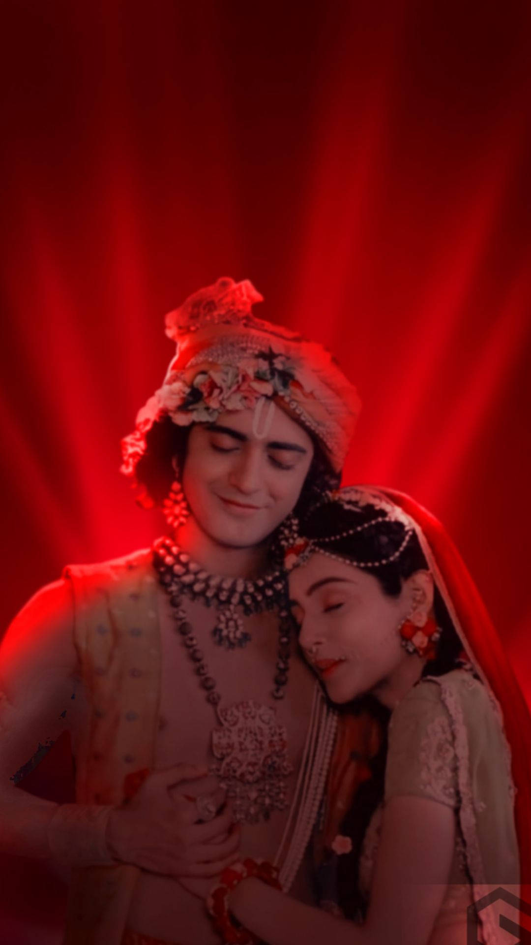 radha krishna serial 桌布 壁紙 — 一對穿著傳統印度婚禮服飾的情侶在戲劇性的紅光下溫柔擁抱。