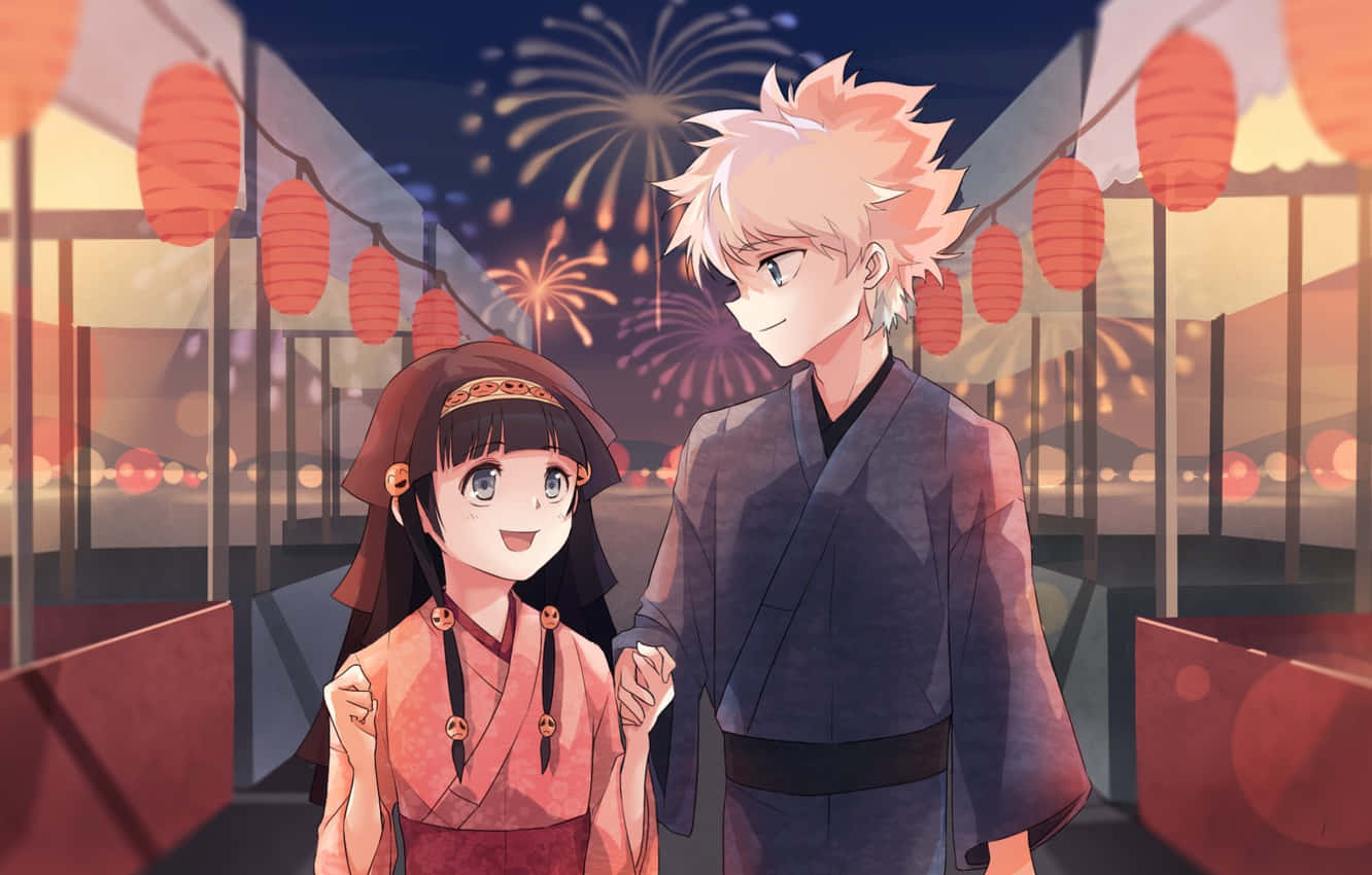 Shonen Anime 桌布 壁紙 — 一對穿著傳統日本服飾的開朗動漫情侶，在發光的燈籠下牽手，夜晚煙火在他們上方綻放。
