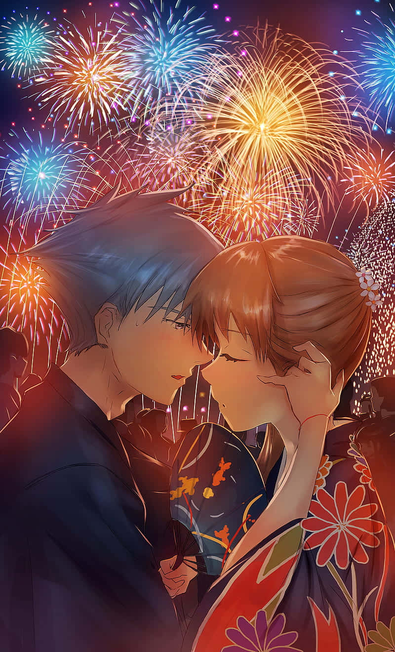 firework 桌布 壁紙 — 一對穿著傳統服飾的溫柔動漫情侶，在色彩繽紛的煙火華蓋下分享親密時刻。