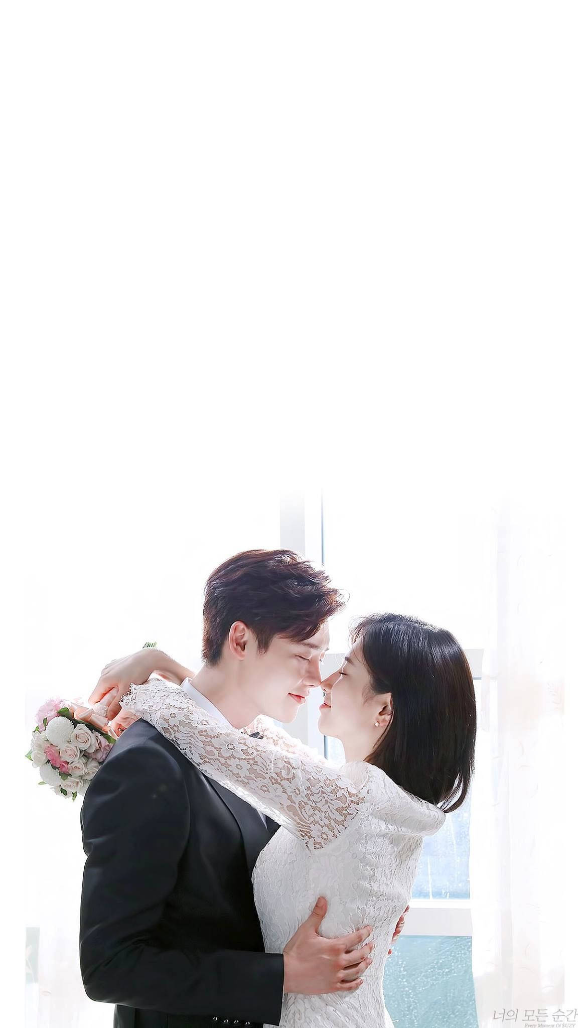 drama 桌布 壁紙 — 一對穿著婚禮服飾的情侶在明亮的窗邊溫柔擁抱，柔和自然光灑落。