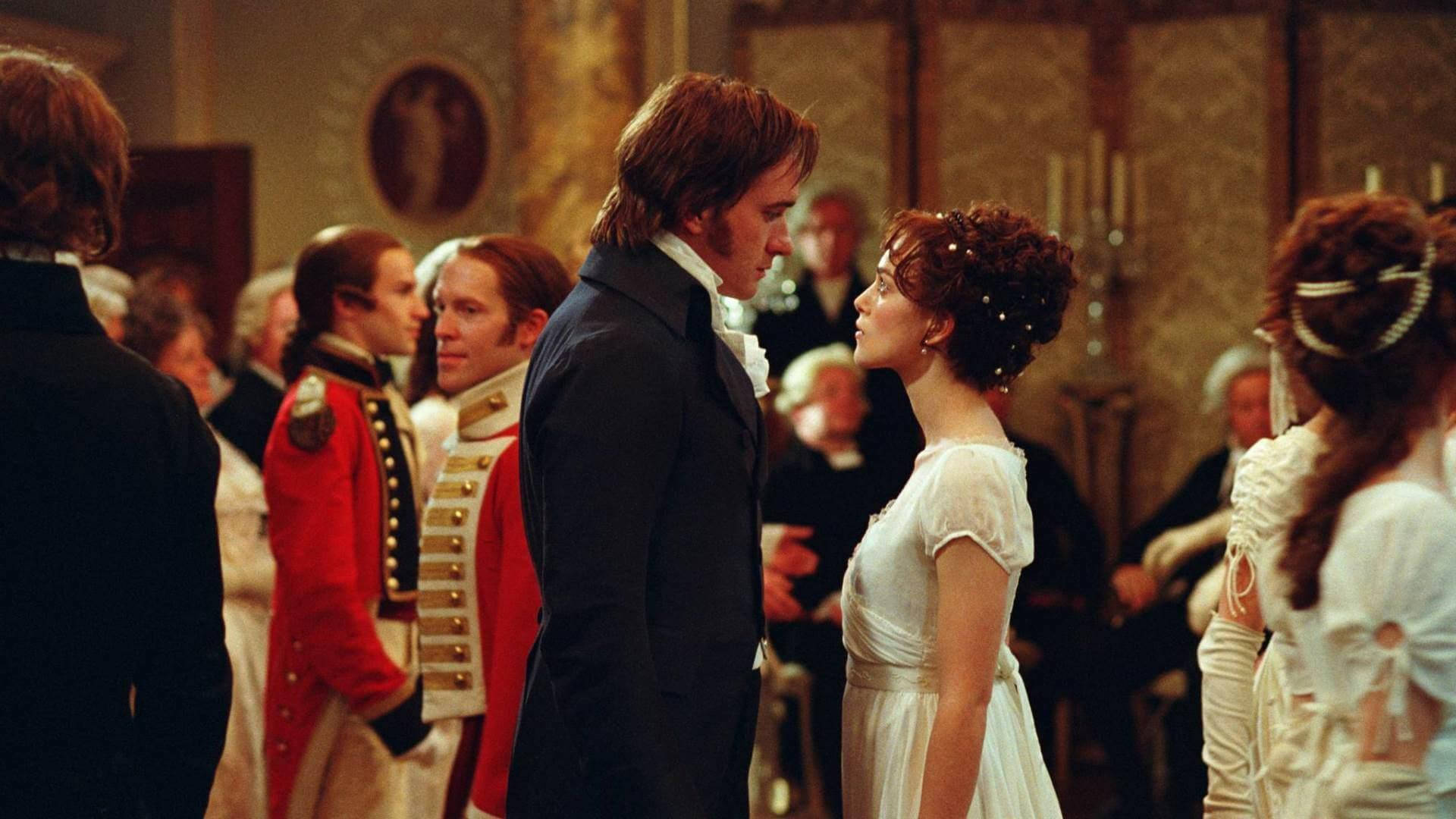 Pride And Prejudice 桌布 壁紙 — 一對穿著時代服裝的男女在華麗的舞廳中，滿是賓客，彼此凝視。