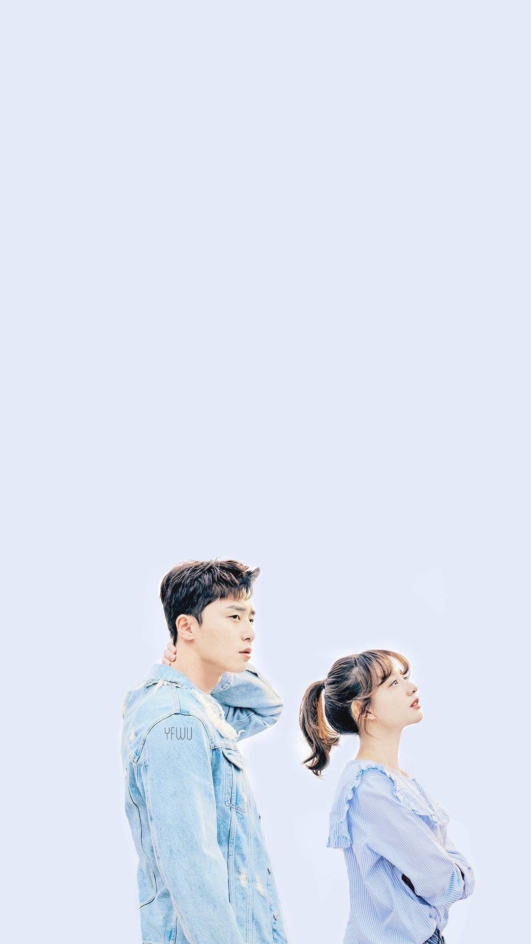 kdrama 桌布 壁紙 — 一對穿著牛仔布服裝的年輕情侶並肩站立，背景是柔和粉藍色的天空，靜靜地向上凝視。