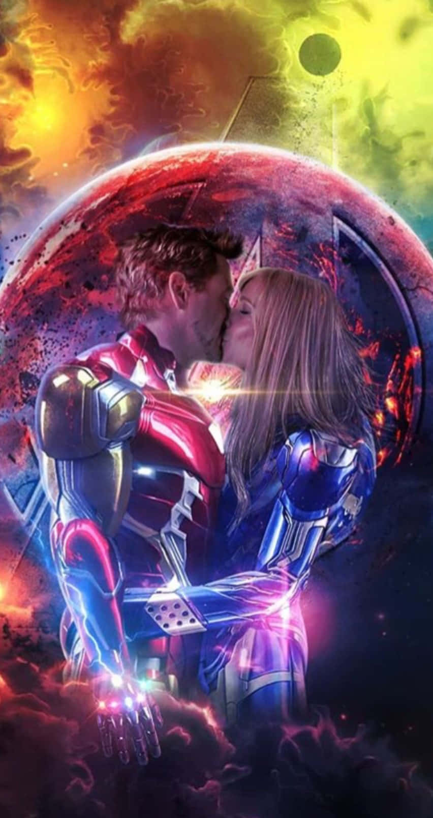 Pepper Potts 桌布 壁紙 — 一對穿著發光盔甲的超级英雄情侶，在熾熱的宇宙背景下，伴隨著行星和旋轉的星雲，激情接吻。
