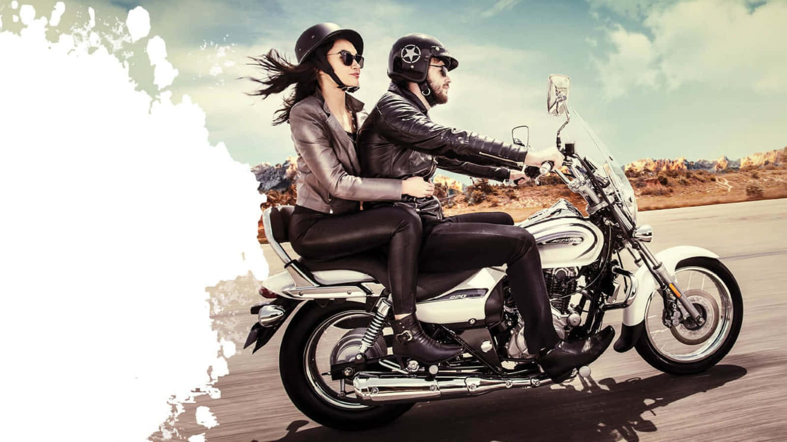 biker 桌布 壁紙 — 一對穿著皮革裝備的情侶在晴朗的天空下騎著白色機車行駛在沙漠公路上。