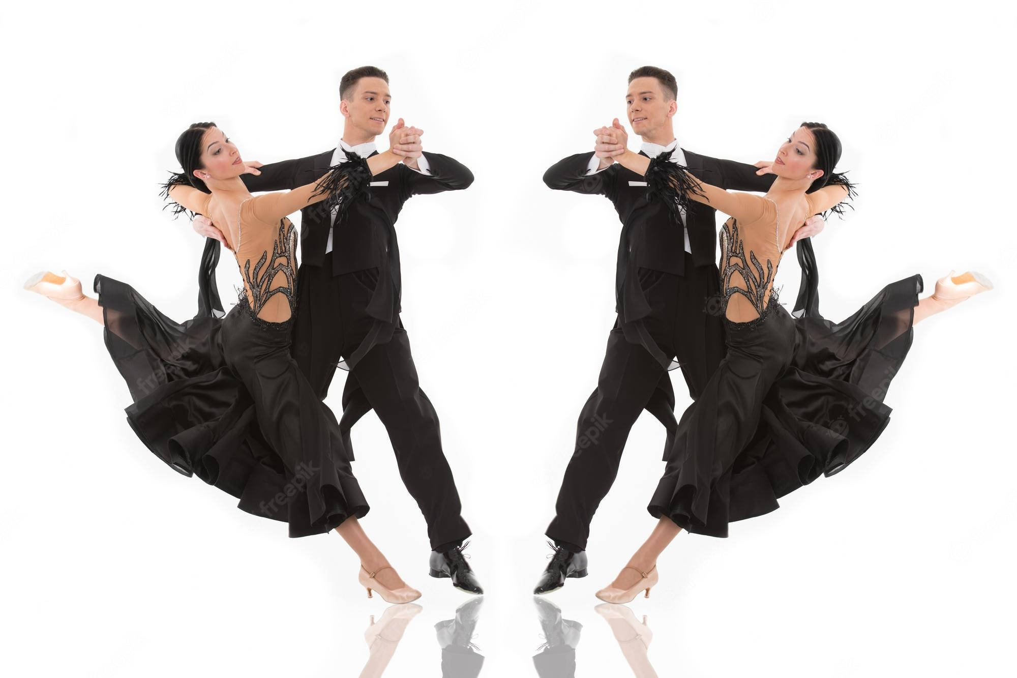 dancer 桌布 壁紙 — 一對穿著黑色服裝的舞廳舞伴在白色反光地板上擺出動態姿勢。