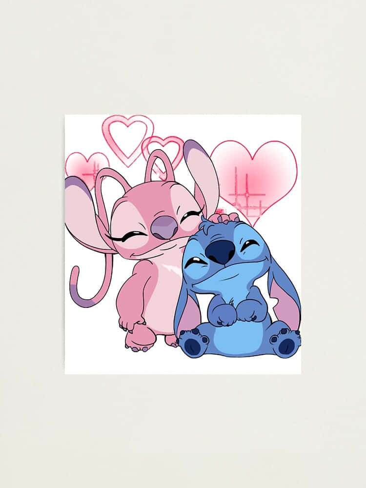 Stitch And Angel 桌布 壁紙 — 一對粉紅色和藍色的卡通外星人情侶幸福地擁抱，周圍漂浮著粉紅色的心形。