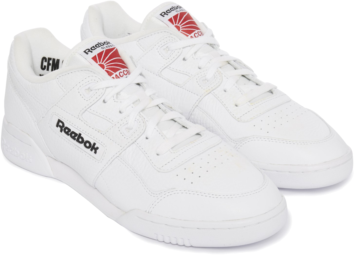 銳步 桌布 壁紙 — 一對純白色Reebok運動鞋，帶有紅色和黑色品牌標誌，背景為純黑色。
