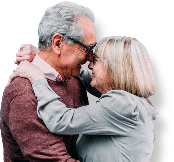 Retirement 桌布 壁紙 — 一對老夫婦在深色背景中額頭相觸，溫暖微笑，分享溫柔擁抱。