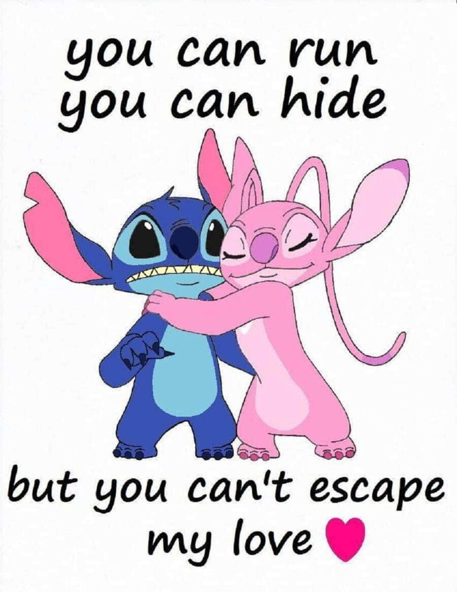 Love Stitch And Angel 桌布 壁紙 — 一對藍色和粉紅色的卡通外星人情侶在白色背景前擁抱，並附有文字宣稱愛情無可避免。
