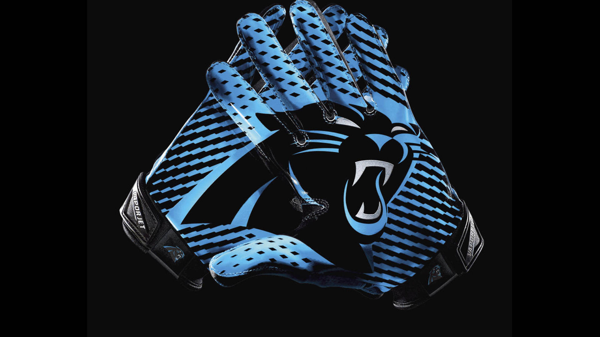 Panthers 桌布 壁紙 — 一對藍色和黑色的美式足球手套，帶有咆哮的黑豹標誌，背景為深色。