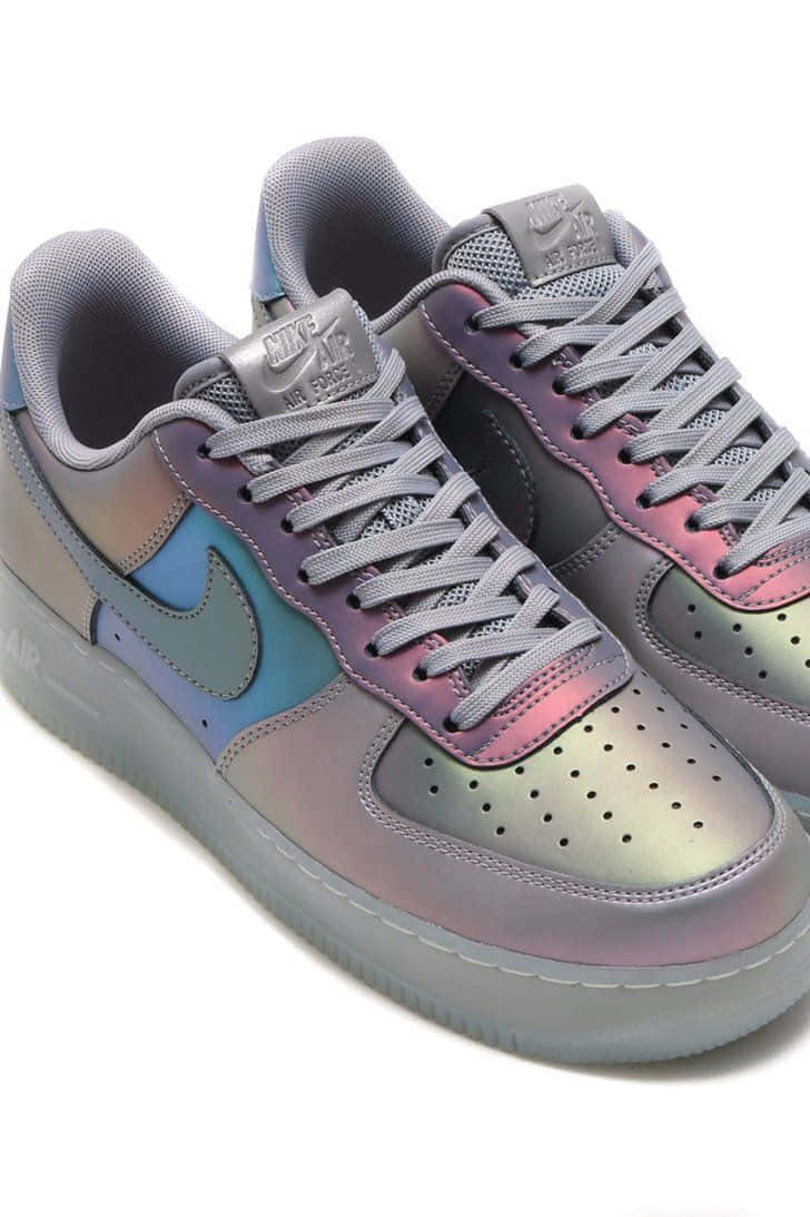 Nike Air Force 桌布 壁紙 — 一對虹彩Nike Air Force 1運動鞋，在純白背景上反射光線，呈現變化的柔和色調。