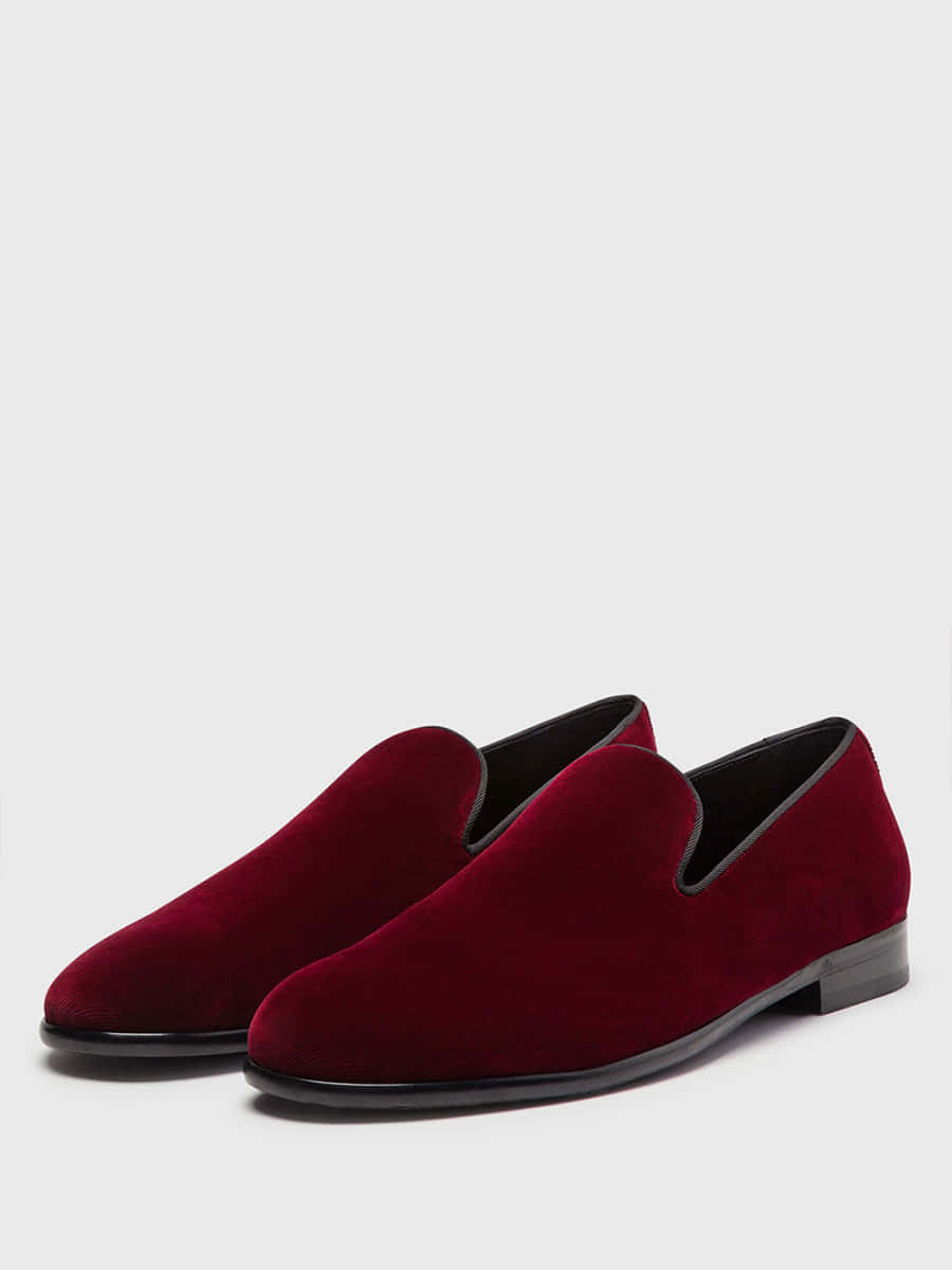 Red Shoes 桌布 壁紙 — 一對豐富的勃艮第天鵝絨懶人鞋，黑色鞋底和襯裡，在純白色背景上拍攝。