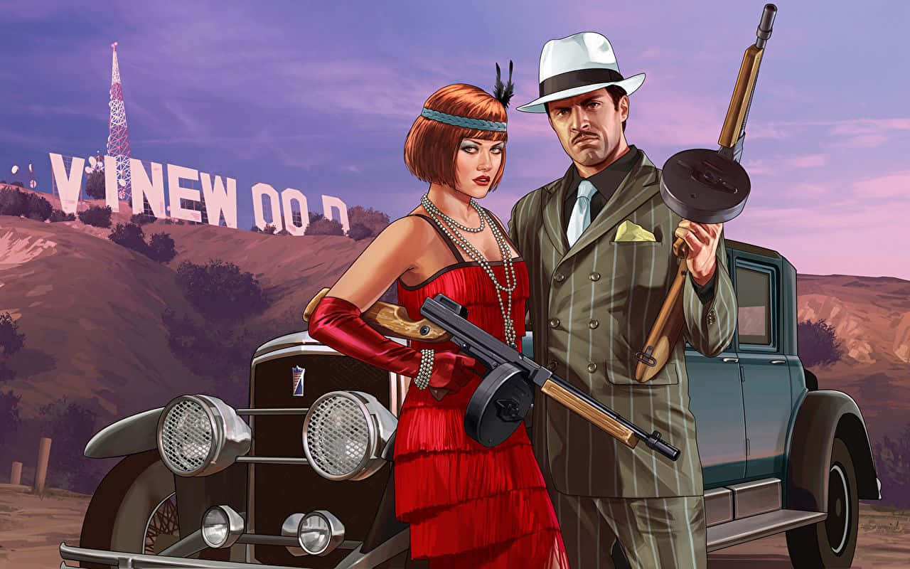 Gta 5 Desktop 桌布 壁紙 — 一對迷人的1920年代情侶，身穿紅色連衣裙和西裝，站在一輛復古車旁，手持衝鋒槍，背景有「VINEWOOD」標誌。