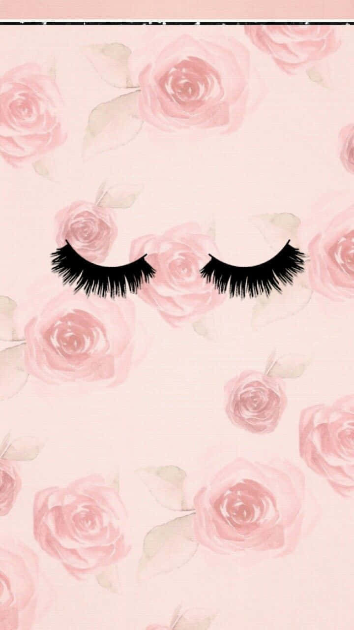 Cute Makeup 桌布 壁紙 — 一對長長的黑色假睫毛放在柔和的粉紅色玫瑰圖案背景上。