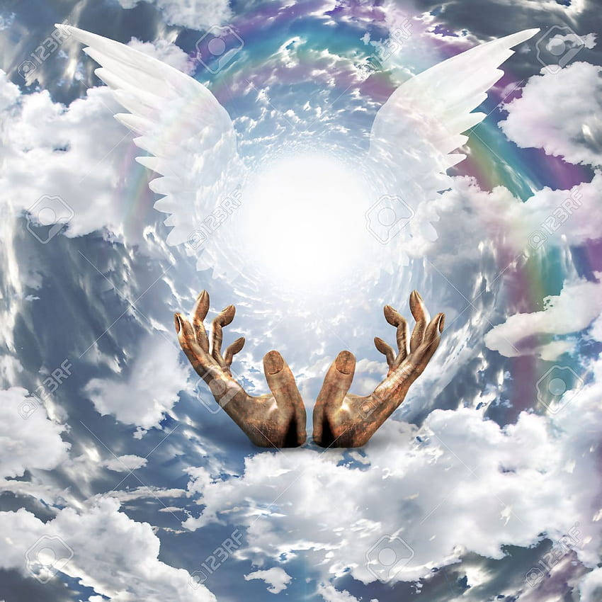 青銅手從雲層向上伸向明亮光芒，帶有天使翅膀和彩虹光環。 — 天堂 壁紙